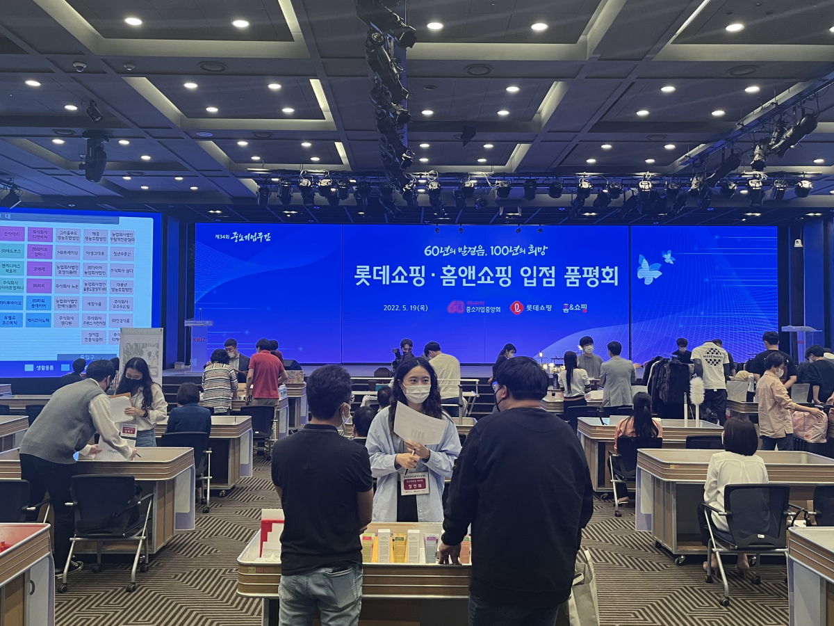 ▲롯데백화점 바이어와 중소업체 관계자가 상담을 하고 있다. (롯데지주)