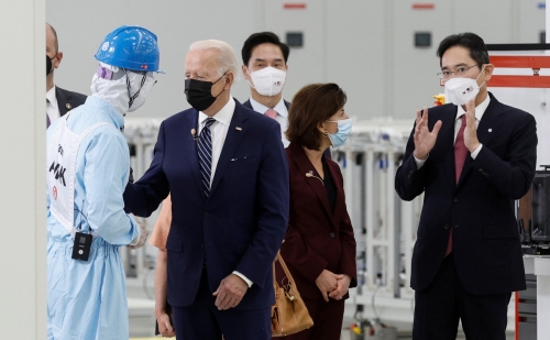 ▲지나 러몬드 미국 상무장관이 20일 한국 평택 삼성 반도체 공장에서 이재용 회장으로부터 설명을 듣고 있다. 평택/로이터연합뉴스
