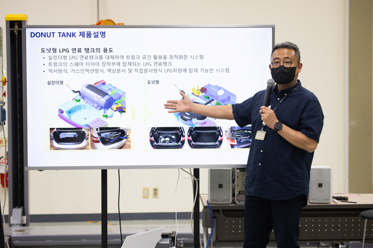 ▲24일 오후 1시 경기도 용인시 르노테크놀로지코리아에서 임철훈 르노코리아 수석연구원 팀장이 QM6 LPe에 적용된 도넛형 연료 탱크 개발 과정을 설명하고 있다. (사진제공=르노코리아자동차)