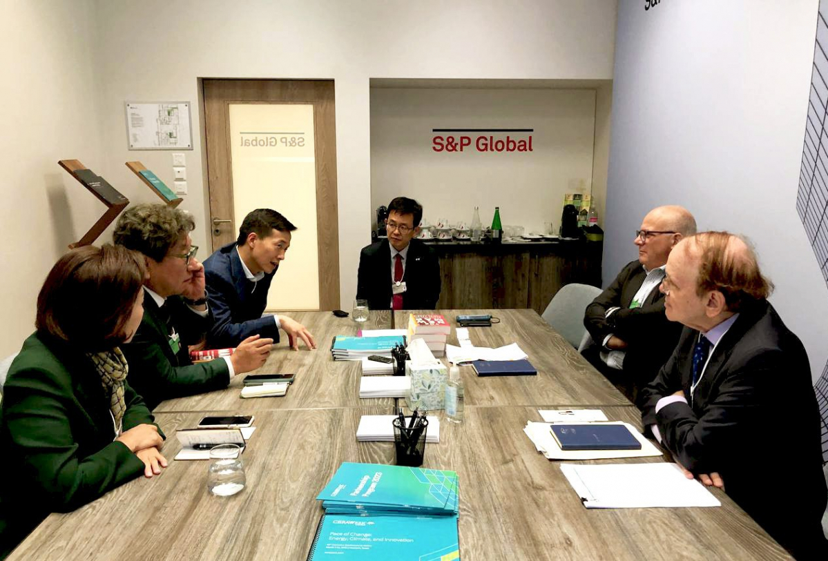 ▲특사단으로 참여한 김동관 한화솔루션 사장(왼쪽에서 세 번째)의 발언을 대니얼 예긴 S&P글로벌 부회장(오른쪽에서 첫 번째)이 듣고 있는 모습. (사진제공=한화)