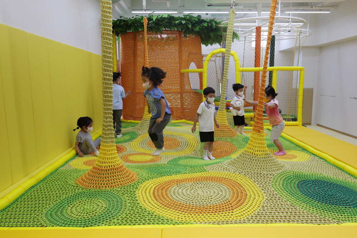 ▲26일 종로구 혜화동에 조성된 서울형 키즈카페 1호점 '혜명 아이들 상상놀이터' 개소 행사에 초대된 어린이들이 뛰어놀고 있는 모습. (연합뉴스)