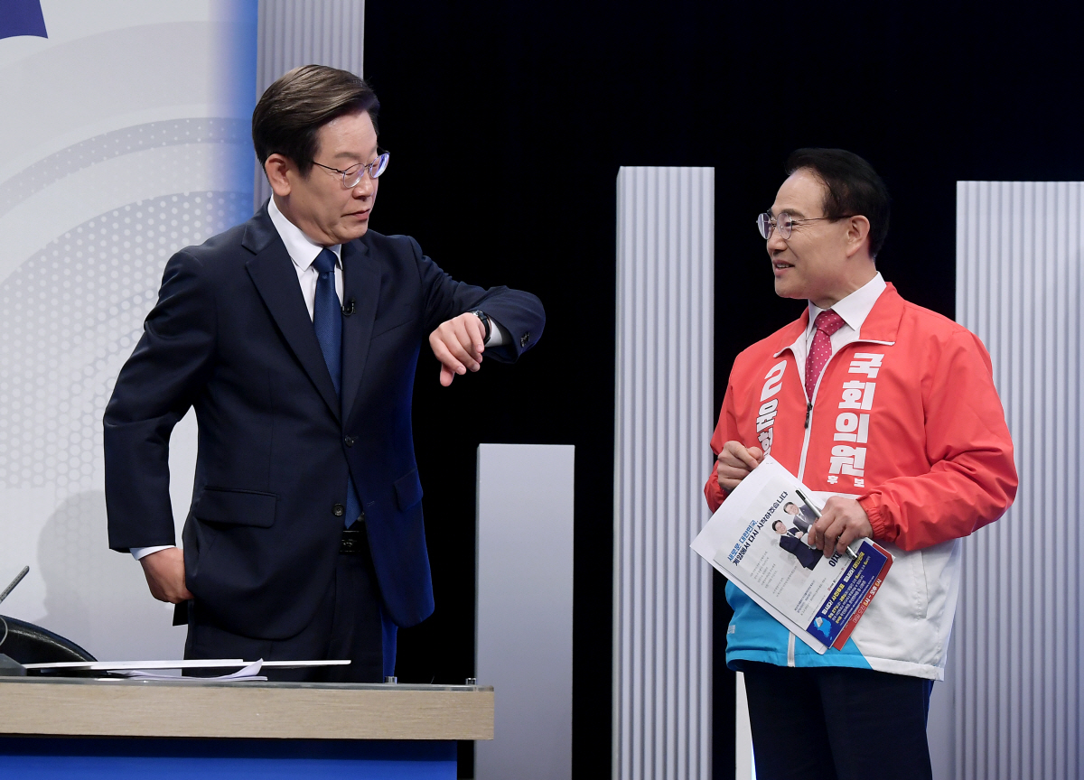 ▲(연합뉴스) 25일 오후 경기도 부천시 OBS경인TV 스튜디오에서 열린 계양구 선거관리위원회 주관 ‘국회의원 보궐선거 계양구을선거구 후보자 토론회’에서 이재명 더불어민주당 후보와 윤형선 국민의힘 후보가 대화하고 있다.
