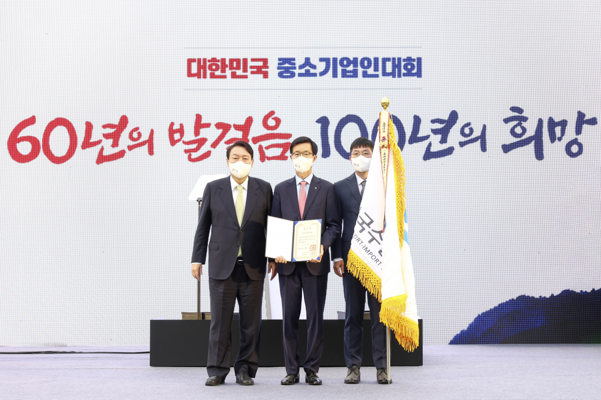 ▲수출입은행이 25일 오후 서울 용산 대통령실 청사 앞 잔디광장에서 열린 '2022년 대한민국 중소기업인 대회'에서 '중소기업 유공자 기관부문 대통령 표창'을 수상했다. 사진 왼쪽부터 윤석열 대통령, 방문규 수은 행장. (사진제공=수출입은행)