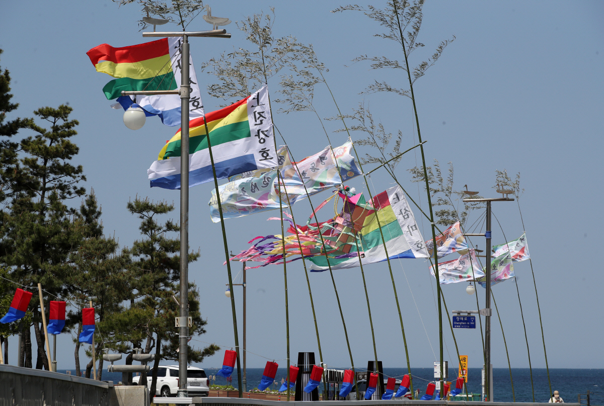 ▲16일 강원 강릉시 강문동 진또배기 성황당에서 풍어제가 열리는 가운데 풍어를 기원하는 깃발이 바람이 휘날리고 있다. (연합뉴스)