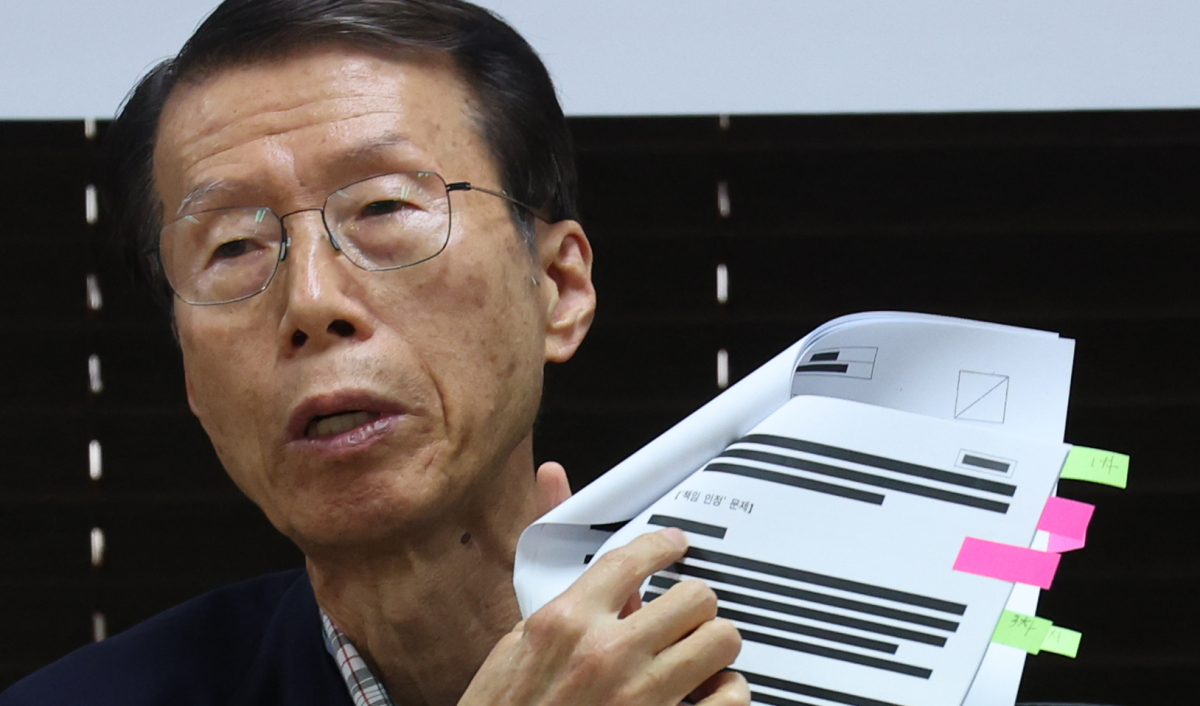 ▲26일 서초동 '한반도 인권과 통일을 위한 변호사 모임(한변)' 사무실에서 김태훈 명예회장이 2015년 위안부 합의 관련 외교부와 윤미향 의원(당시 정대협 대표)의 면담 내용 공개 기자회견을 하고 있다.  (사진=연합뉴스)