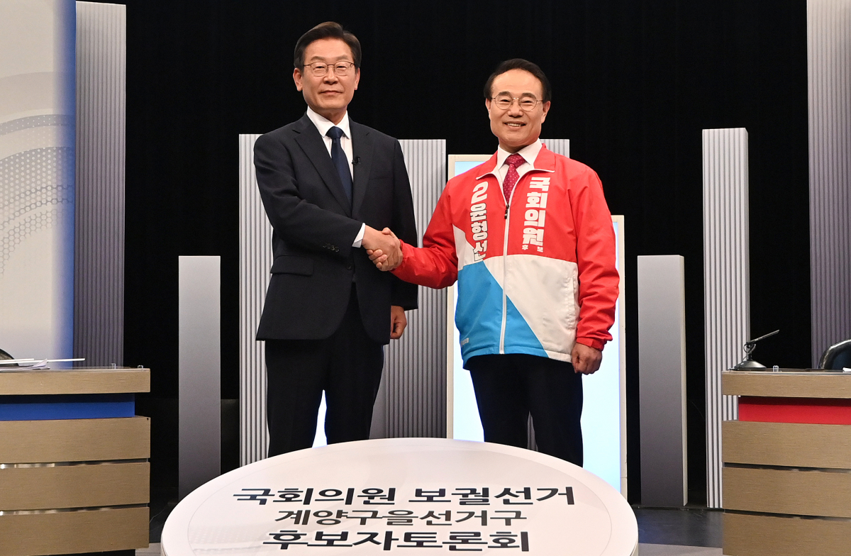 ▲방송토론서 기념 촬영하는 이재명·윤형선 후보. 연합뉴스