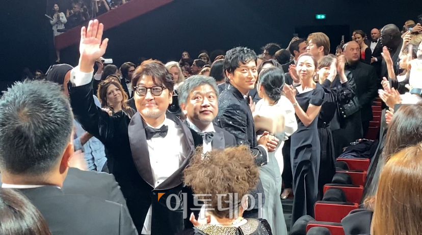 ▲26일(현지시각) 칸영화제 뤼미에르 극장에서 고레에다 감독과 송강호, 강동원, 이지은, 이주영 배우가 영화 상영이 끝난 뒤 관객들에게 인사를 하고 있다. (송석주 기자 ssp@)