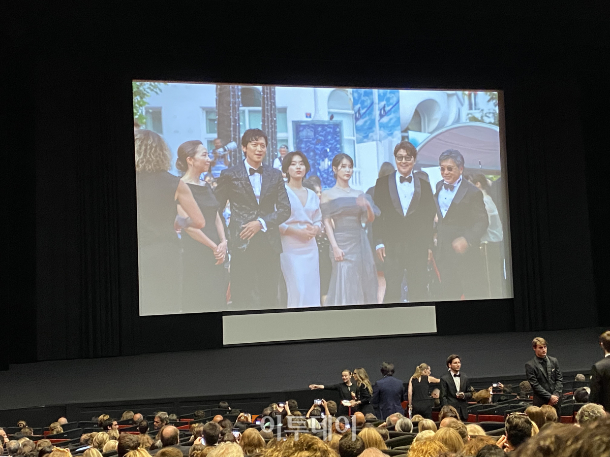 ▲26일(현지시각) 오후 7시 칸영화제 뤼미에르 극장 앞 레드카펫에서 고레에다 감독과 송강호, 강동원, 이지은, 이주영 배우가 카메라를 향해 인사를 하고 있다. (송석주 기자 ssp@)