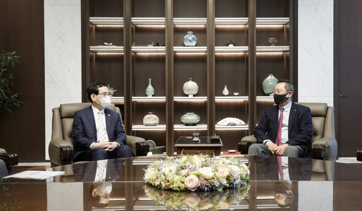 ▲구자열 무역협회장(오른쪽)과 이창양 산업통상자원부 장관(왼쪽)이 27일 서울 삼성동 트레이드타워에서 면담을 하고 있다. (사진제공=무역협회)