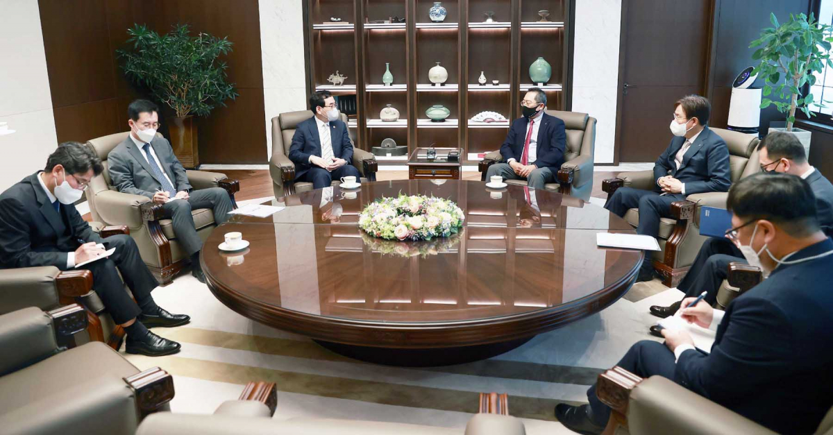 ▲산업통상자원부, 한국무역협회 관계자들이 27일 무역활성화 방안을 논의하고 있다. (사진제공=산업통상자원부)