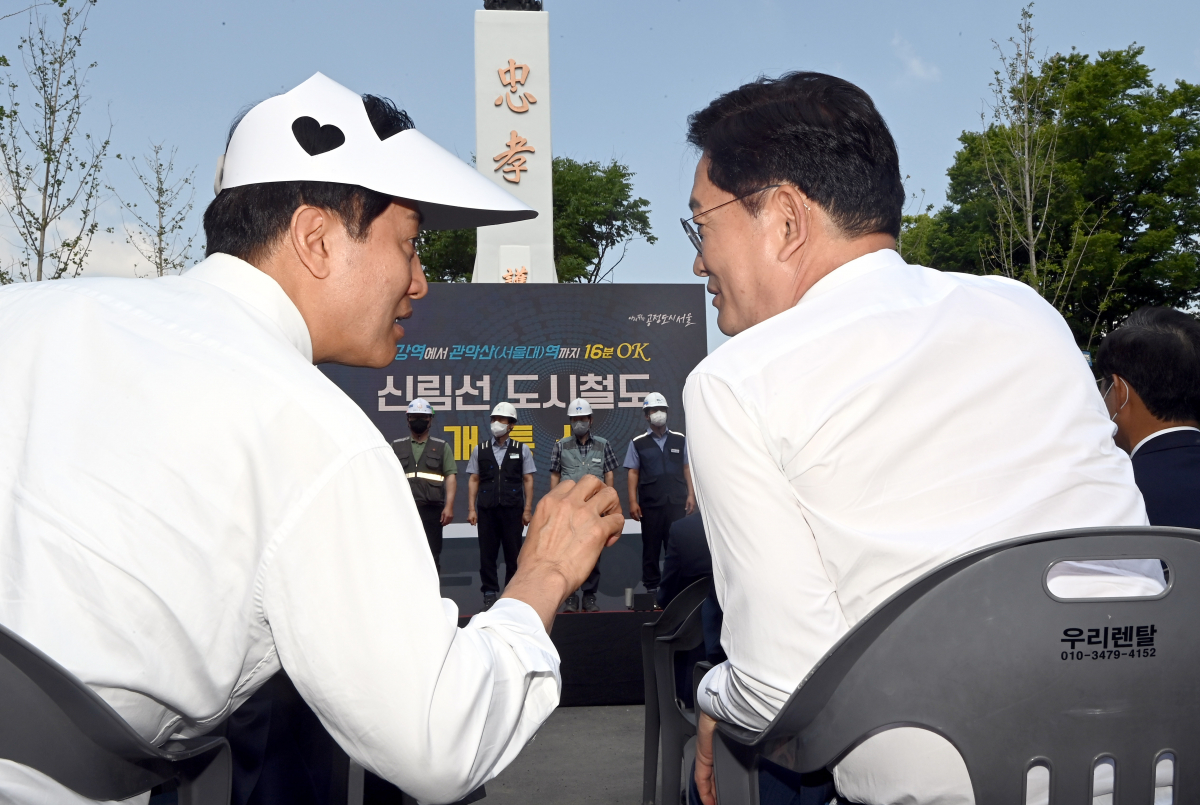 ▲신림선 도시철도 개통형사에 참석한 오세훈(왼쪽) 후보와 송영길 후보. (연합뉴스)