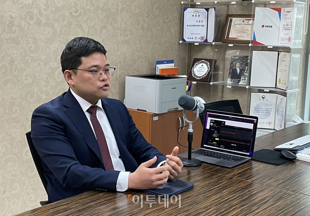 ▲김민건 법무법인 우면 변호사가 29일 이투데이와 인터뷰를 하고 있다. 인터뷰 내용을 자신의 유튜브에 담기 위해 장비를 설치해놓았다.  (홍인석 기자 mystic@)