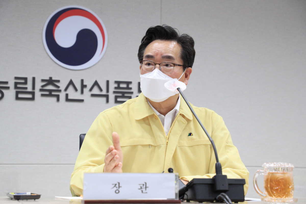 ▲정황근 농림축산식품부 장관이 26일 오후 정부세종청사에서 강원도 홍천 돼지농장 아프리카돼지열병(ASF) 발생에 따른 긴급 가축 방역 상황회의를 주재하고 있다. (사진제공=농림축산식품부)