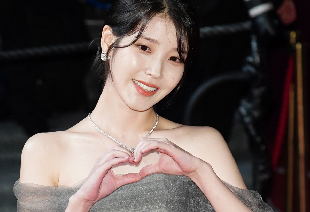 ▲가수 겸 배우 아이유(본명 이지은)가 26일(현지시간) 프랑스 칸 국제영화제 레드카펫에서 포즈를 취하고 있다. (EPA/연합뉴스)
