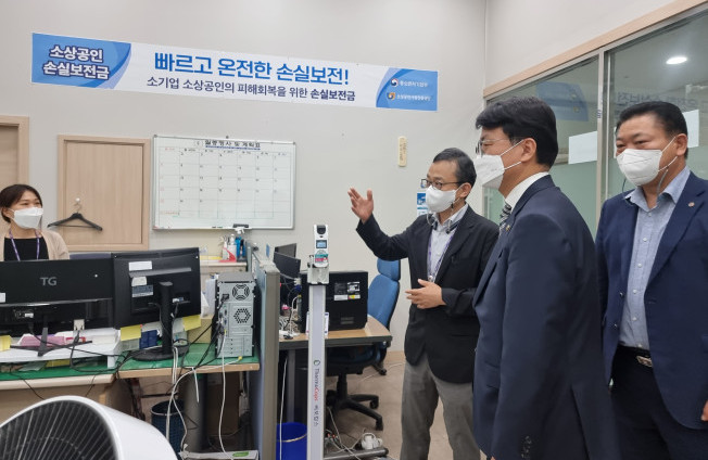 ▲조주현 중소벤처기업부 차관(오른쪽에서 두번째)이 27일 서울 종로구 소상공인시장진흥공단 서울중부센터를 방문했다. (심민규 기자 wildboar@)