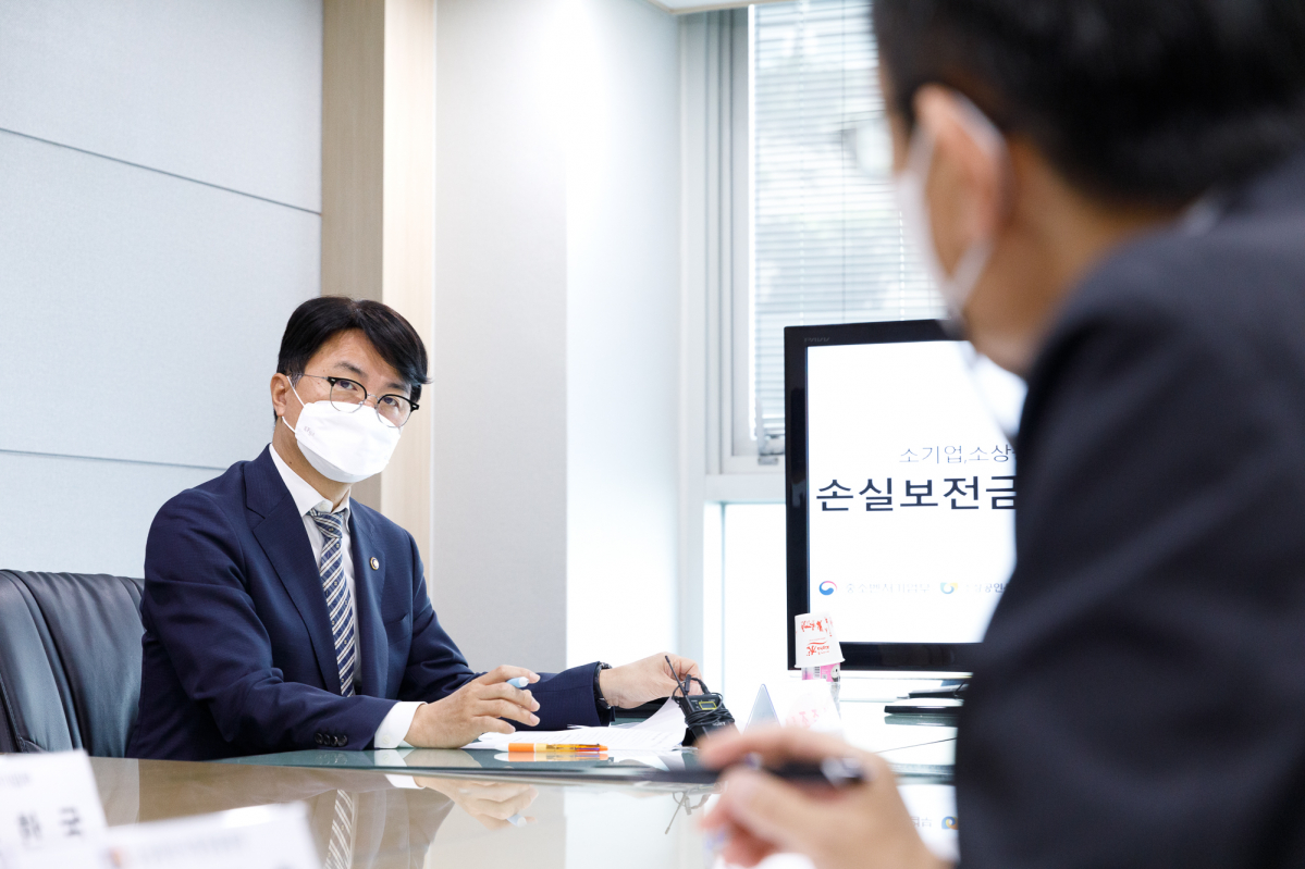 ▲조주현 중소벤처기업부 차관(오른쪽에서 두번째)이 27일 서울 종로구 소상공인시장진흥공단 서울중부센터를 방문해 손실보전금 집행 준비상황을 점검하고 있다. (사진제공=중소벤처기업부)