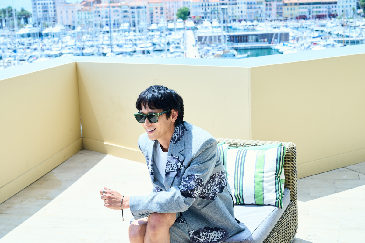 ▲27일(현지시각) 한국 기자들과 만난 강동원. (사진=CJ ENM)