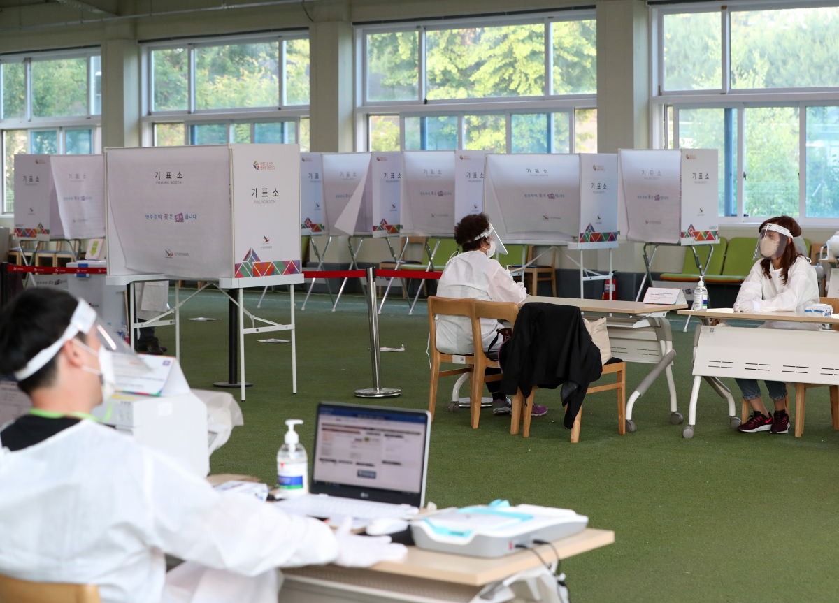 ▲제8회 전국동시지방선거 사전투표 둘째 날인 28일 오후 강원 춘천시 신사우동 사전투표소가 마련된 춘천북부노인복지관에서 보호복 차림의 투표사무원들이 신종 코로나바이러스 감염증(코로나19) 확진자 투표를 기다리고 있다. (연합뉴스)