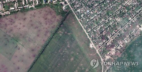 ▲위성으로 촬영한 우크라이나 동부 리만의 포탄 탄착 흔적 (연합뉴스)
