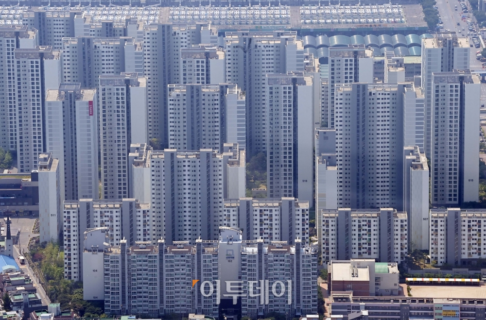 ▲서울 송파구 롯데월드타워 전망대 서울스카이에서 바라본 아파트단지 모습. 신태현 기자 holjjak@ (이투데이DB)