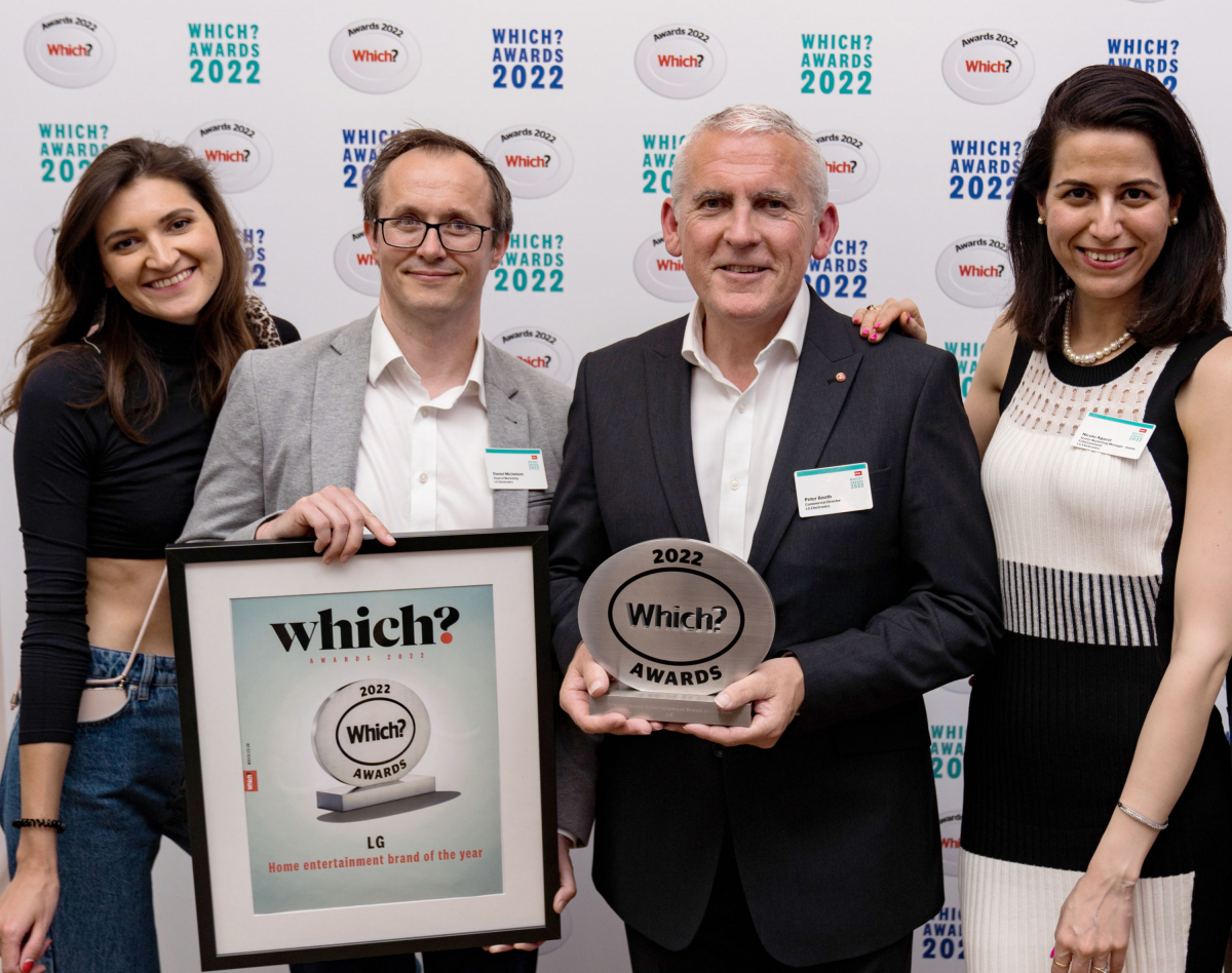 ▲LG전자 영국법인 관계자들이 런던에서 열린 '위치 어워드 2022'에 참석해 수상 기념 촬영을 하고 있다. (사진제공=LG전자)