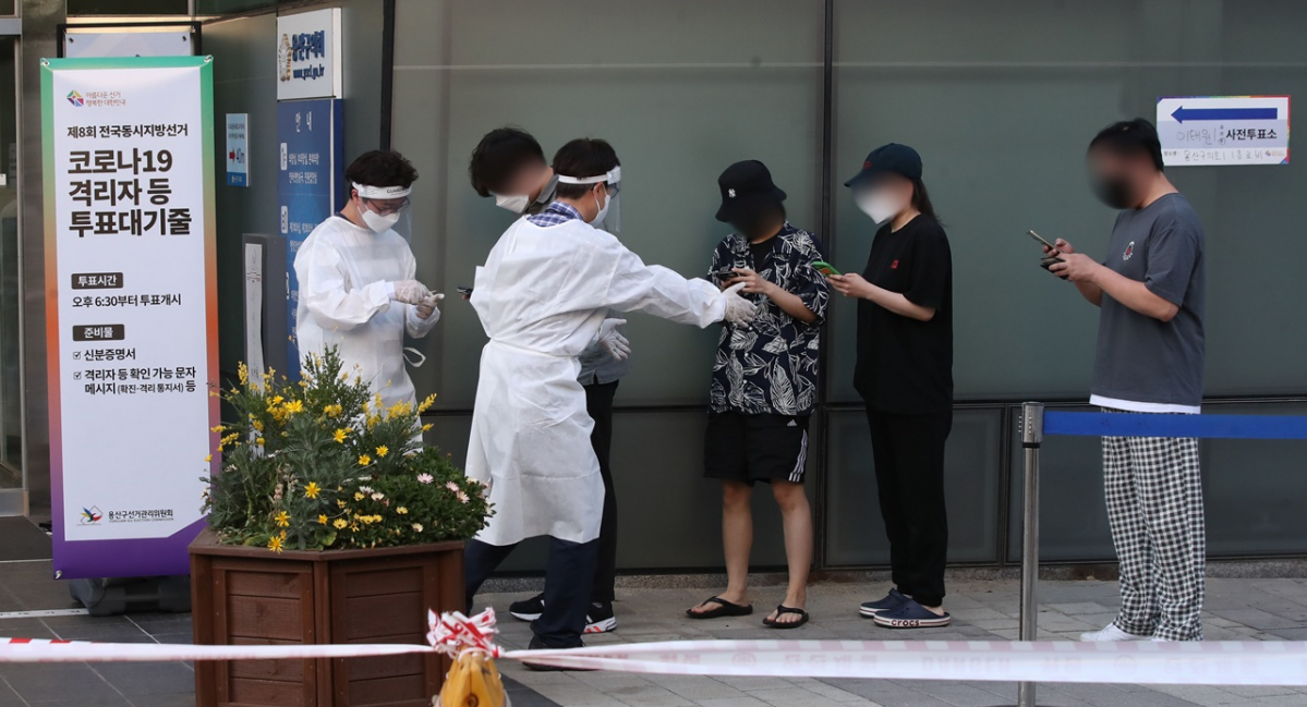 ▲28일 오후 서울 용산구의회에 마련된 이태원1동 사전투표소에서 코로나19 확진 등 격리 유권자들이 투표하기 위해 대기하고 있다. (뉴시스)