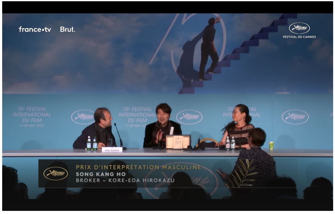 ▲28일 칸영화제 폐막식에서 '브로커'로 남우주연상을 수상한 송강호가 진행자의 말에 박수치며 화답하고 있다 (칸영화제 공식홈페이지)