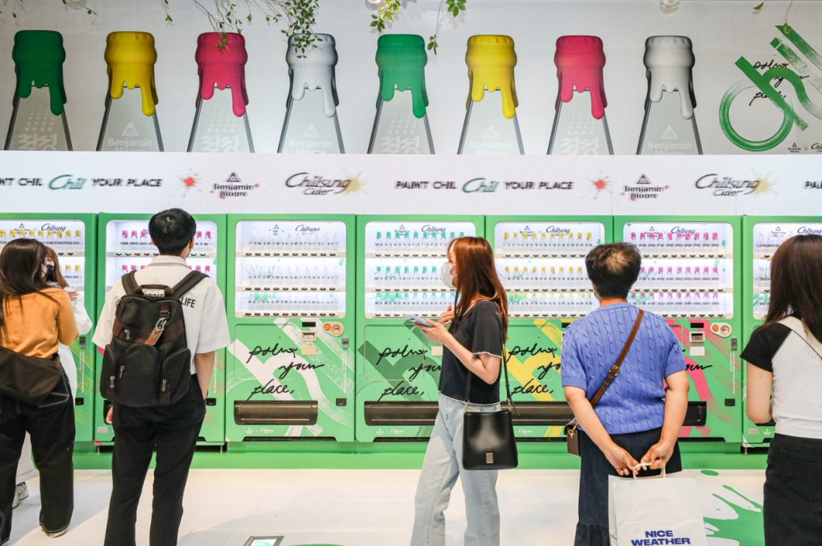 ▲29일 서울시 영등포구 '더현대 서울' 지하 1층에 있는 '칠성사이다 × 벤자민무어' 팝업스토어에서 고객들이 쇼핑하고 있다.  (사진제공=현대백화점)