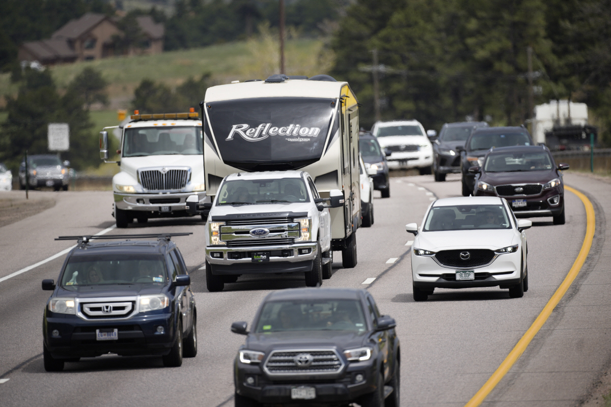 ▲미국 콜로라도주 골든에서 27일 차량들이 고속도로를 달리고 있다. 골든/AP뉴시스