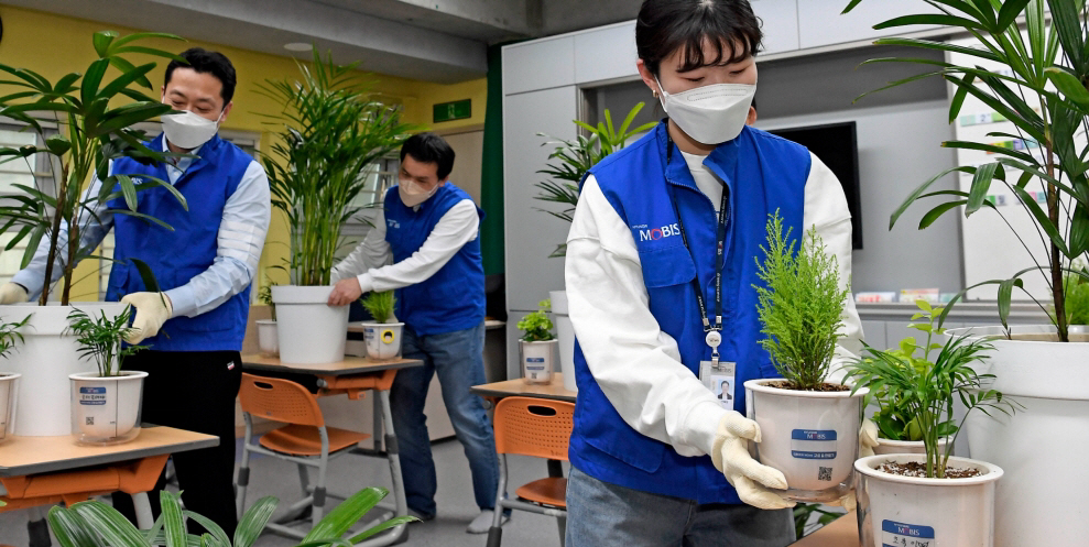 ▲현대모비스 임직원들이 지난 달 식목일을 맞아 서울 밀알초등학교에 방문해 맑은 공기를 선사하고 친환경 학습 환경 조성을 위한 교실 숲 만들기 화분을 전달하고 있다.
 (사진제공 현대모비스)