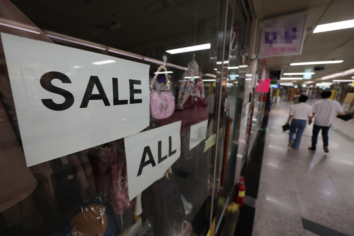 ▲29일 오후 서울 명동 인근 지하상가의 한 매장에 재난지원금 사용가능 문구가 붙어 있다. (연합뉴스)