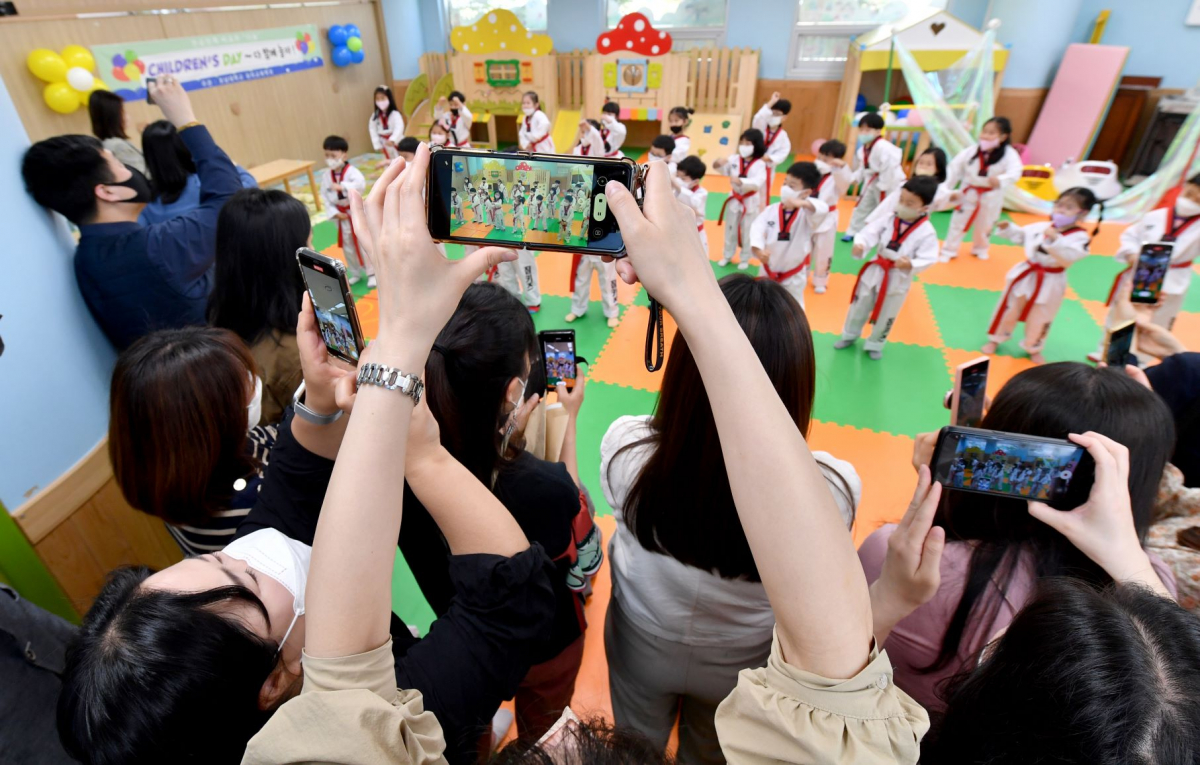 ▲어린이날 100주년을 하루 앞둔 4일 오전 광주 북구청직장어린이집에서 어린이날 맞이 행사가 열린 가운데 원아들이 학부모 앞에서 태권도 시연을 펼치고 있다. (뉴시스)