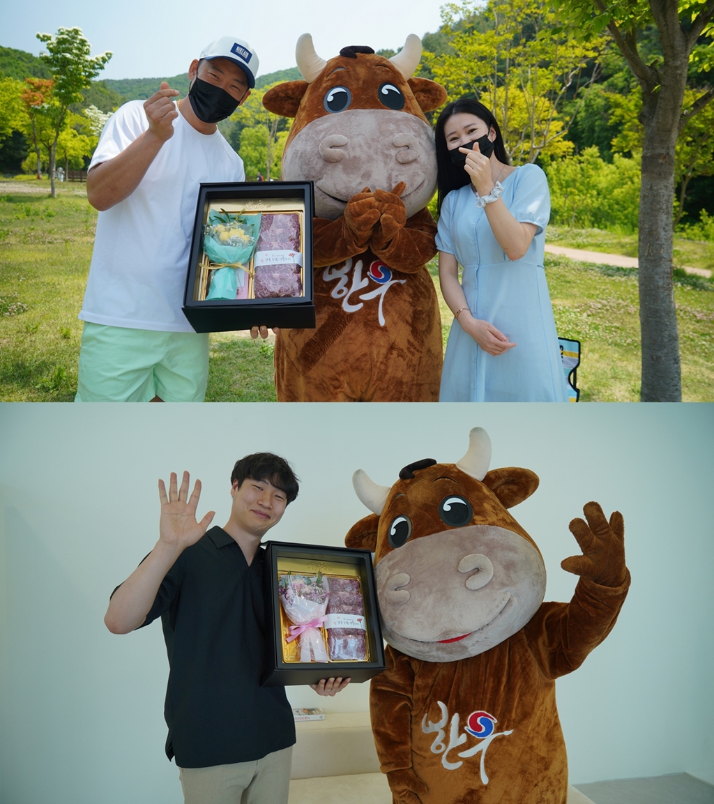 ▲한우자조금관리위원회의 '하누랑 감사드림' 이벤트에 선정된 사연 주인공들에게 '하누랑' 캐릭터가 '꽃+등심 한우선물세트'를 증정하고 있다. (사진제공=한우자조금관리위원회)