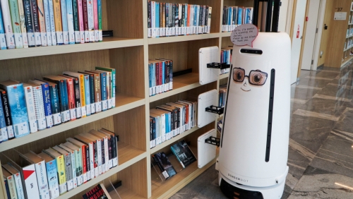 ▲싱가포르 국립도서관에서 도서 검색 로봇이 이동하고 있다. 싱가포르/로이터연합뉴스
