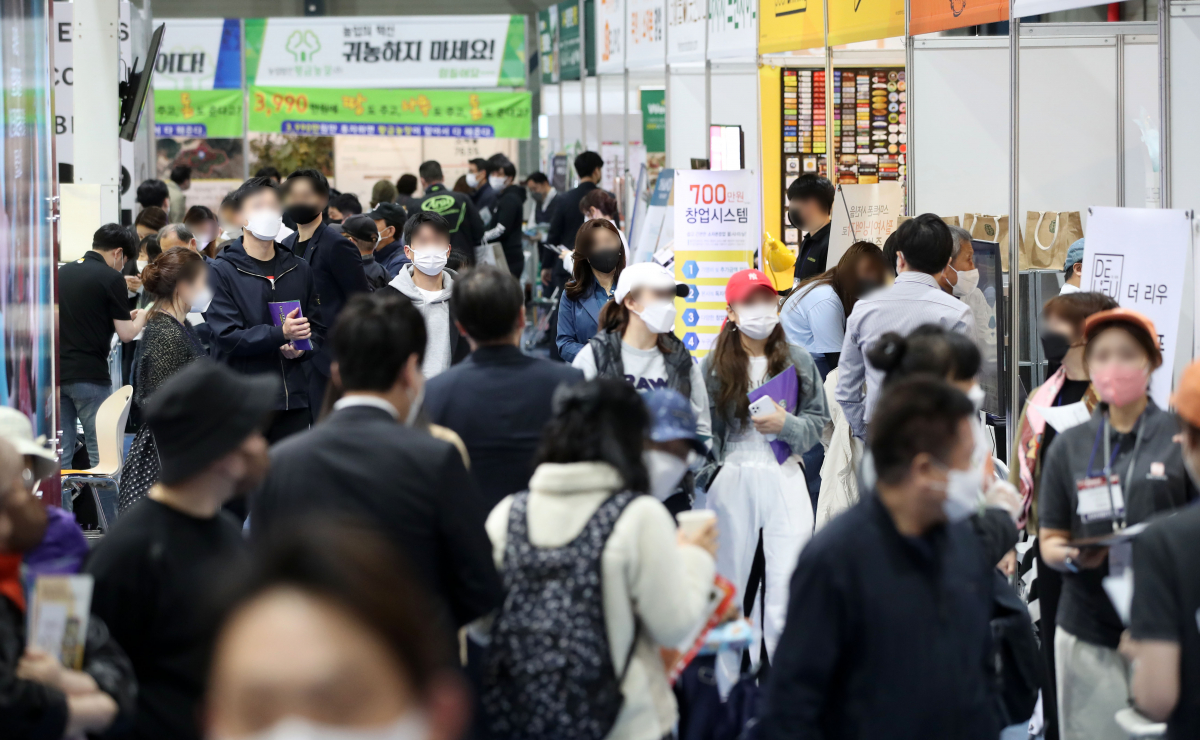 ▲서울 강남구 세텍에서 열린 제65회 프랜차이즈 창업 박람회를 찾은 청년들이 참가 업체를 둘러보고 있다. (뉴시스)