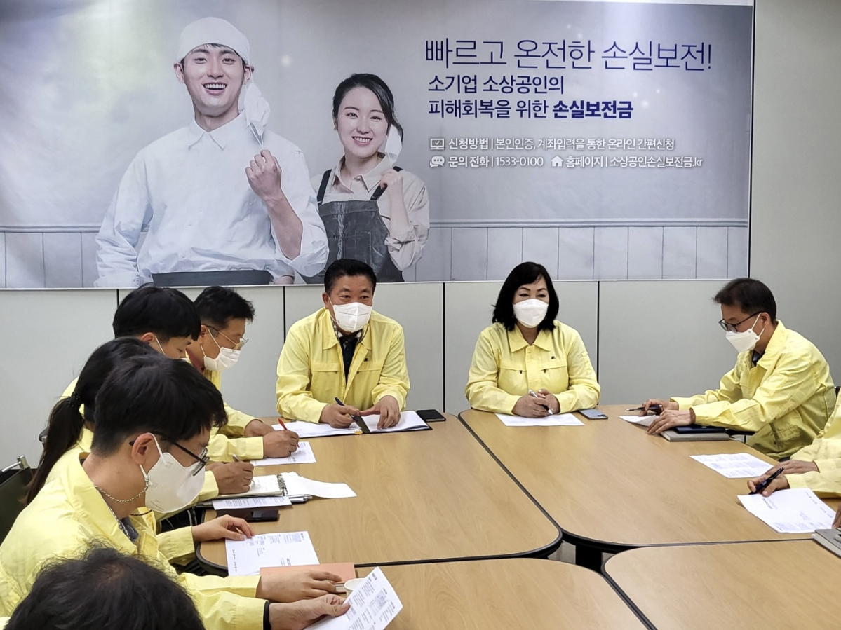 ▲지난 주말(28~29일) 소진공 직원들이 신속한 손실보전금 지급 준비를 위해 휴일 비상근무를 하고 있다. (사진제공=소상공인시장진흥공단)