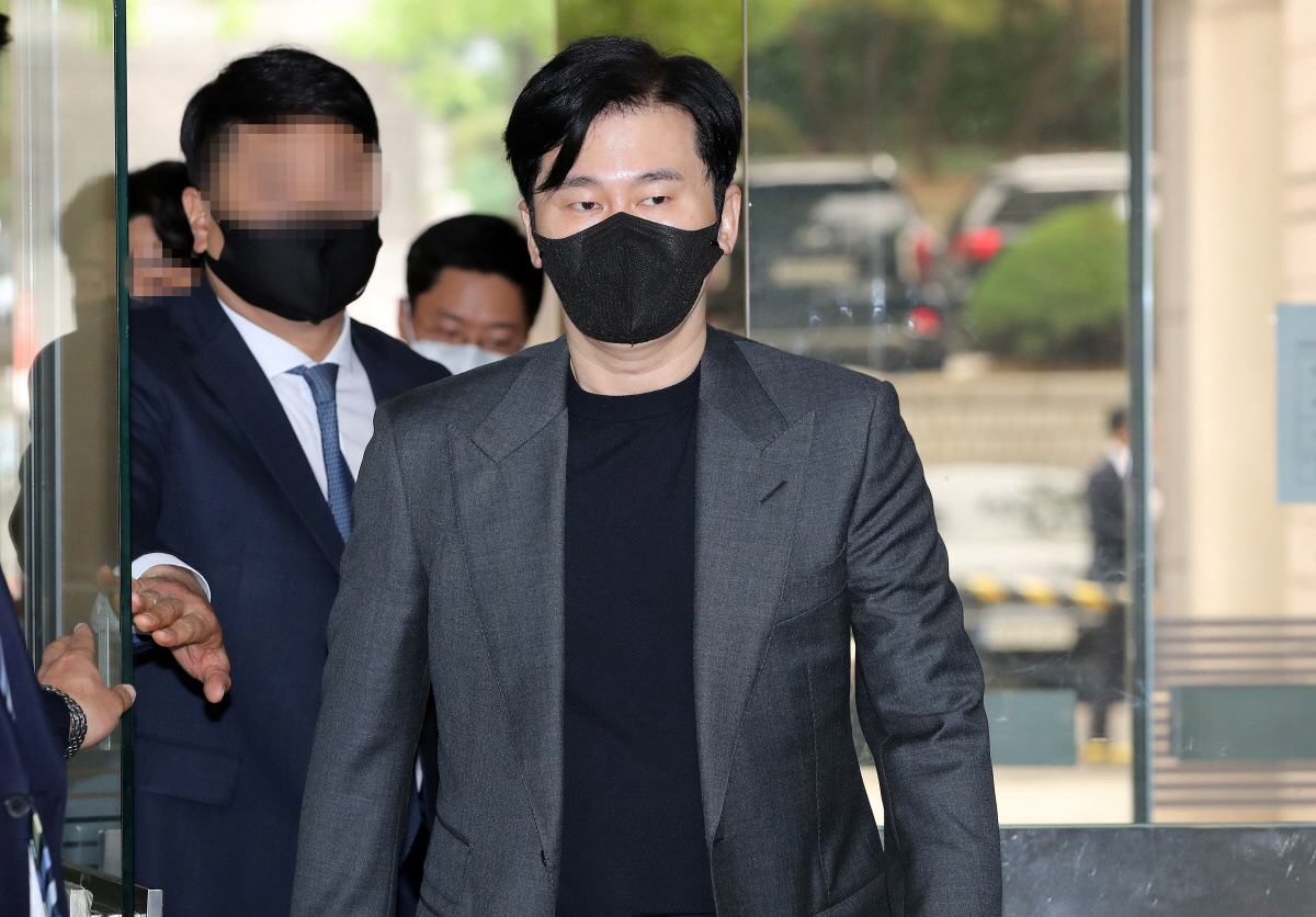 ▲30일 서초구 서울중앙지법에서 열리는 공판에 출석한 양 전 대표 (연합뉴스)
