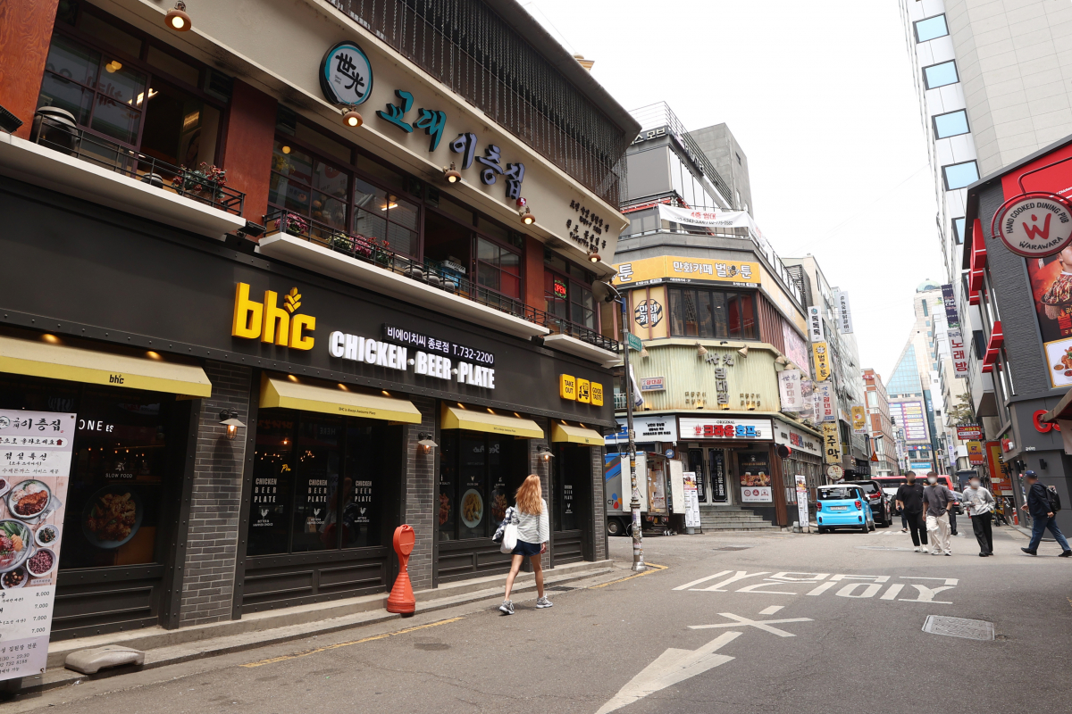 ▲프랜차이즈 가게가 많은 서울 시내 먹자 골목.  (연합뉴스)