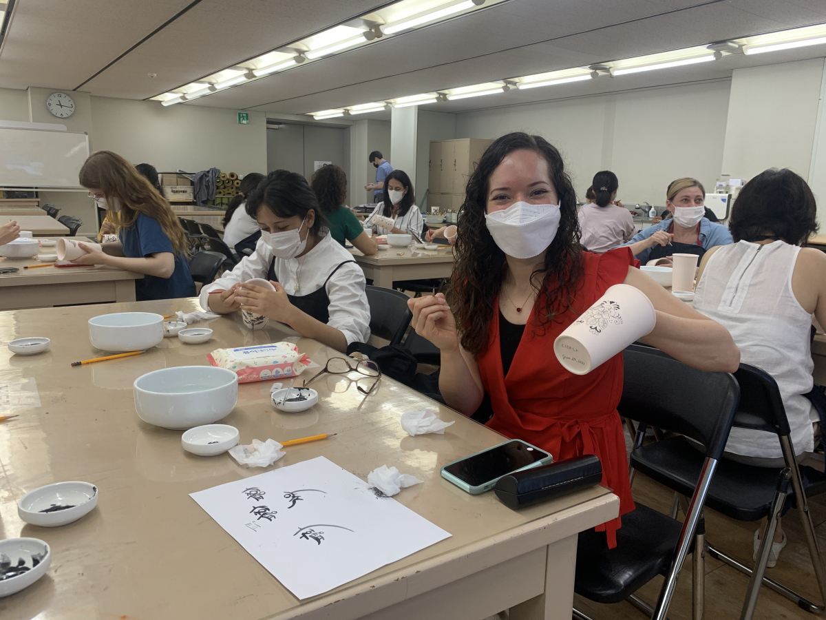 ▲시민들이 청화백자 텀블러를 제작하는 모습 (사진제공=서울시)