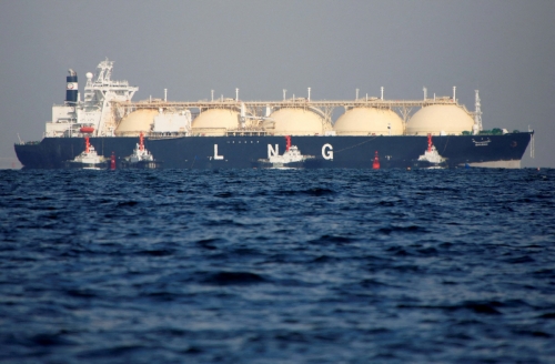 ▲액화천연가스(LNG) 선박이 도쿄를 향해 가고 있다. 
 (도쿄/로이터연합뉴스)