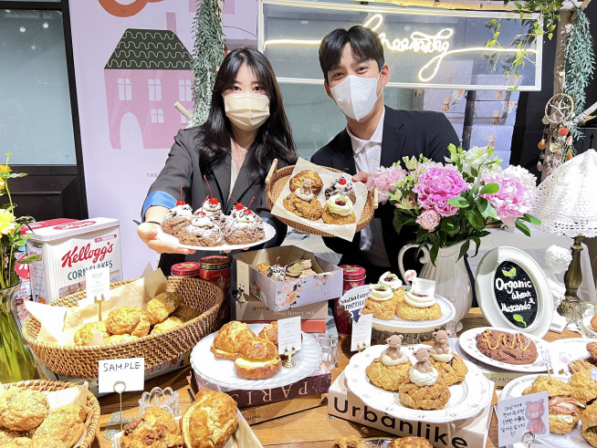 ▲성남시 분당구에 위치한 현대백화점 판교점 지하 1층에서 직원들이 ‘2022년 우리동네빵집 × 현대백화점’ 행사에 참여한 상품들을 소개하고 있는 모습(사진제공=현대백화점)