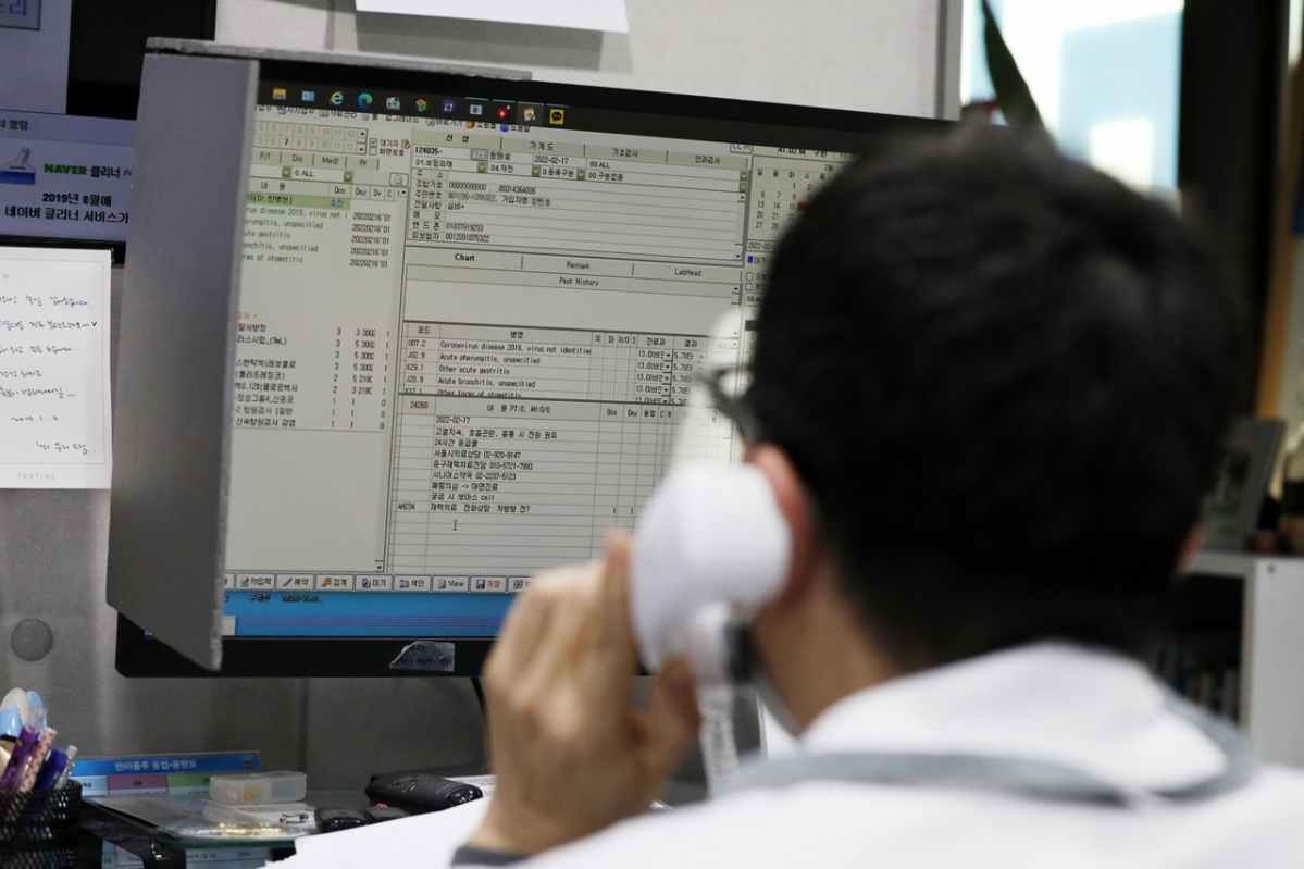 ▲서울의 한 이비인후과병원에서 코로나19 환자에게 전화를 걸어 비대면 진료를 보고있다. (뉴시스)