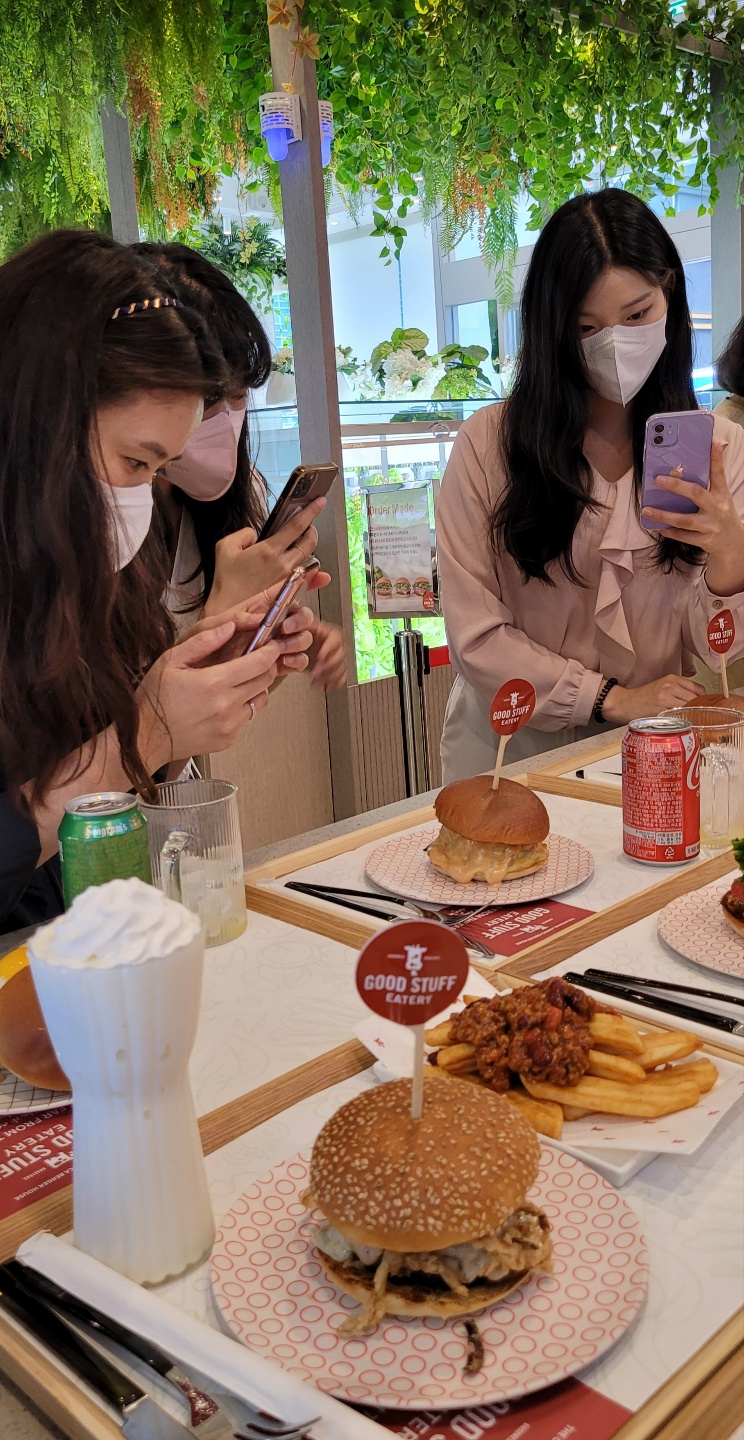 ▲굿 스터프 이터리를 방문한 고객이 주문한 메뉴를 살펴보고 있다.  (사진제공=대우산업개발)