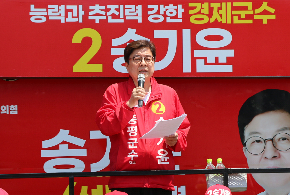 ▲송기윤 충북 증평군수 국민의힘 후보가 31일 군청 앞 교동사거리에서 전날 윤호중 더불어민주당 공동비상대책위원장의 ‘노인 폄하’ 발언을 반박하는 긴급 기자회견을 하고 있다.(뉴시스)