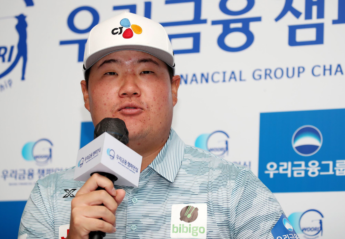 ▲이달 10일 경기 여주 페럼CC에서 열린 2022 KPGA 우리금융 챔피언십 포토콜에서 임성재가 인터뷰를 하고 있다.(KPGA/뉴시스)
