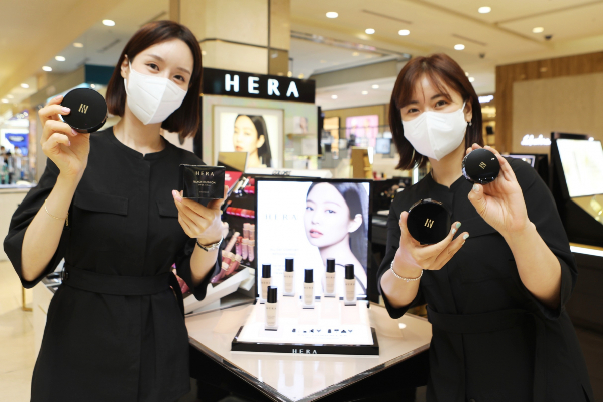 ▲롯데백화점 본점 헤라 매장에서 쿠션 분야 1위인 블랙 쿠션을 홍보하는 직원들. (롯데백화점)