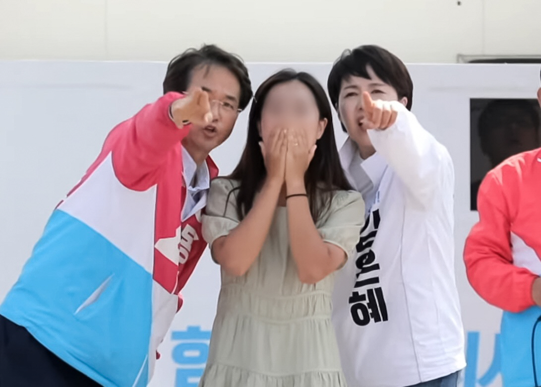 ▲김은혜 국민의힘 경기도지사 후보(사진 오른쪽)와 이동환 고양특례시장 후보(사진 왼쪽)가 28일 일산호수공원에서 선거유세를 하던 중 한 여성과 잃어버린 아이를 찾고 있다. (이동환 후보 캠프/뉴시스)