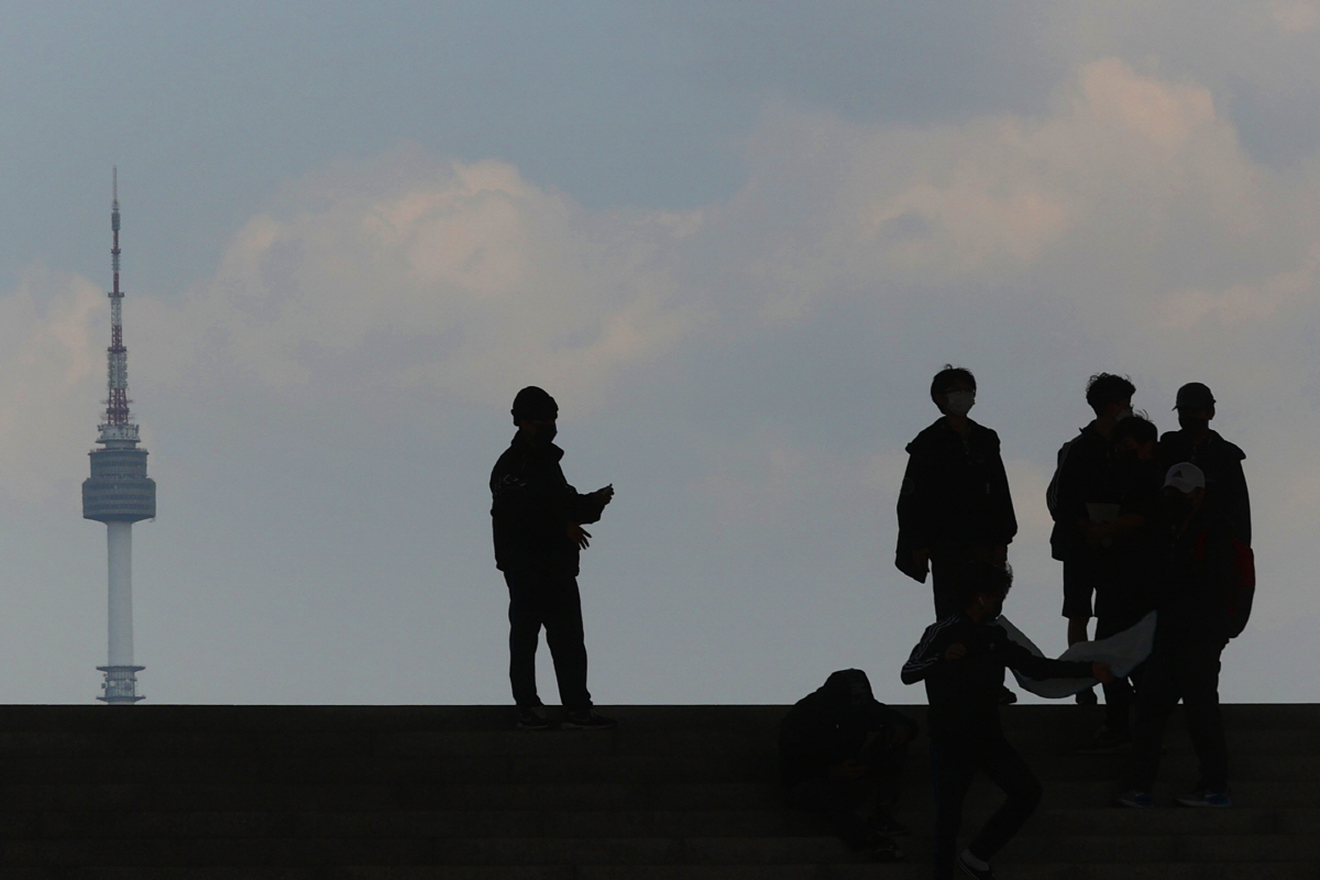 ▲서울 용산구 국립중앙박물관에서 시민들이 시간을 보내고 있다.
(연합뉴스)