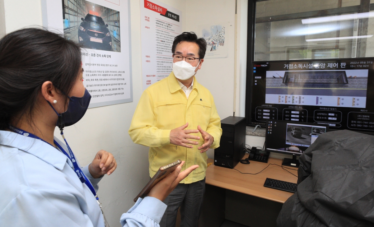 ▲정황근 아프리카돼지열병(ASF) 중앙사고수습본부장(농림축산식품부장관)이 31일 경기 이천의 거점소독시설 운영실태를 점검하고 있다. (사진제공=농림축산식품부)