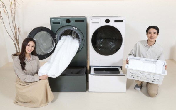 ▲LG전자가 국내 가정용 세탁기 최대인 25kg 용량 LG 트롬 세탁기 신제품을 이달 둘째 주부터 순차적으로 선보인다. (사진제공=LG전자)